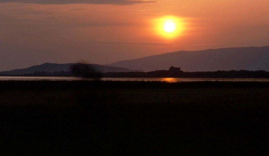 Tramonto su lago Burano (GR)